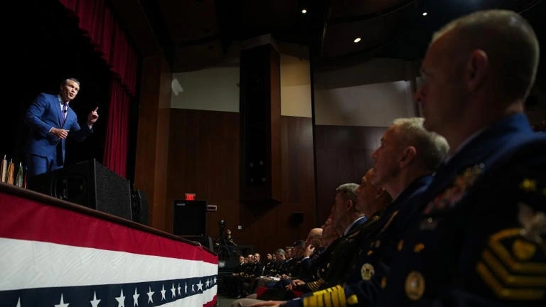 Bộ trưởng Quốc phòng Pete Hegseth phát biểu. Ảnh: Getty