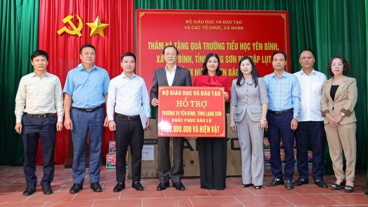  Bộ và các đơn vị đã trao tổng cộng 4,35 tỉ đồng hỗ trợ ngành Giáo dục Lạng Sơn