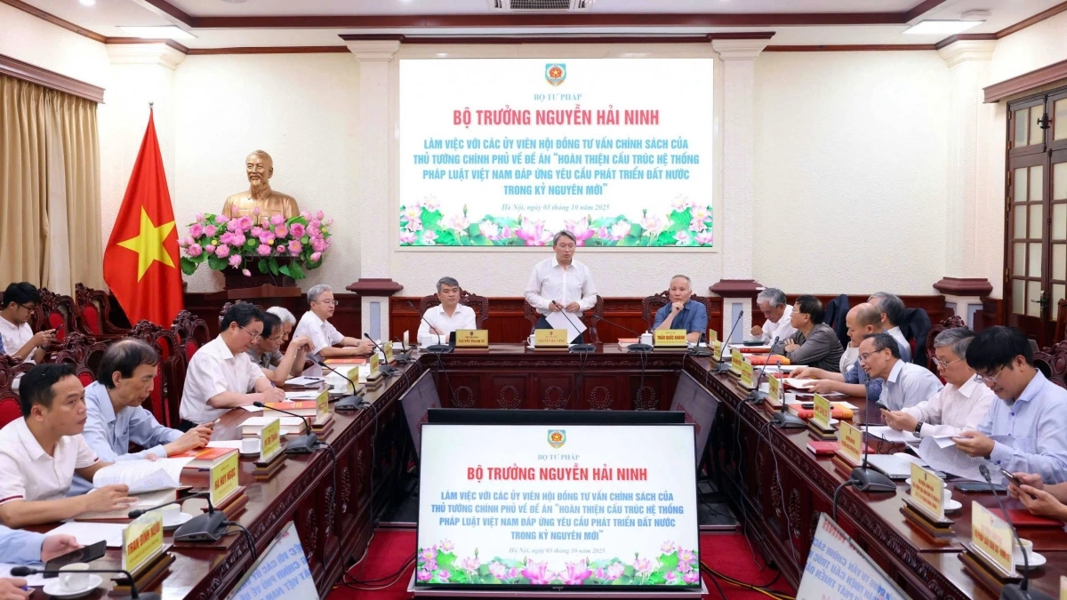 Bộ trưởng Bộ Tư pháp Nguyễn Hải Ninh phát biểu tại buổi làm việc.