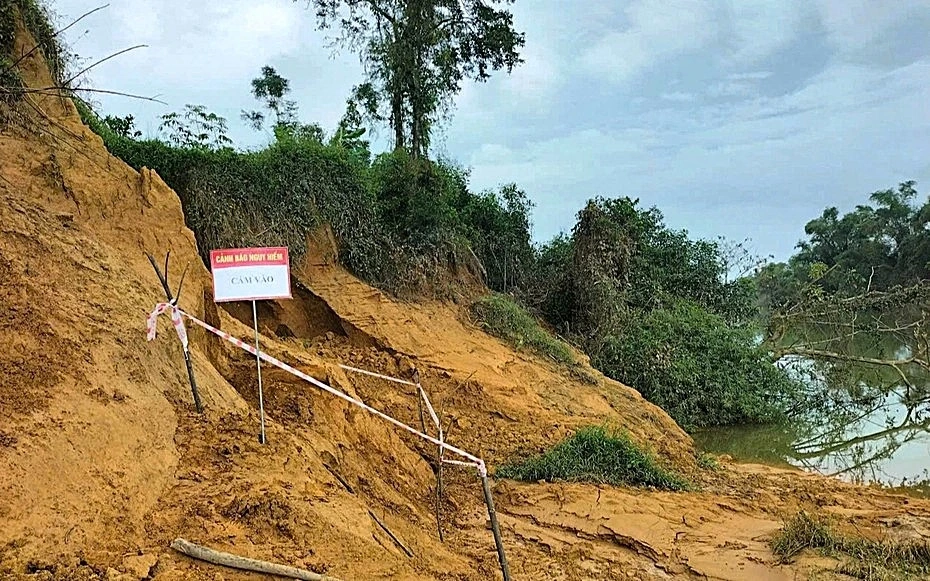 Lực lượng chức năng phong tỏa khu vực nơi quả bom được phát hiện.
