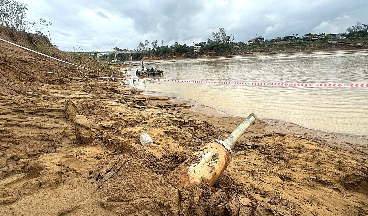 Vị trí quả bom được phát hiện. Ảnh: Ngọc Phương.