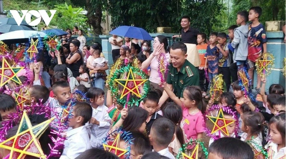 Children at Ta Com satellite school joyfully receive Mid-Autumn gifts from border guards and volunteers. A total of 148 gift sets are presented to students of Ta Com Primary and Kindergarten, while Trung Ly 2 Primary School and Trung Ly Kindergarten receive essential equipment such as water purifiers, gas stoves, rice cookers, electric fans, and chairs worth about VND40 million.