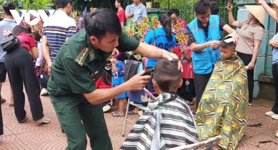Border guards and volunteers give free haircuts to local children. For the children, these gestures, beyond sweets and school supplies, bring confidence and hope for the new school year.