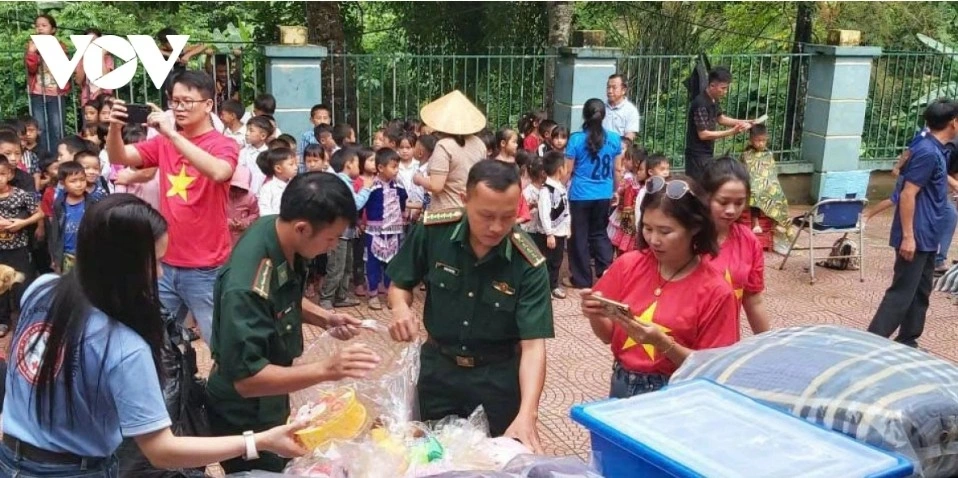 Warm smiles as border guards share the Mid-Autumn Festival joy with children in the border village. The event leaves a lasting impression, reflecting the green-uniformed soldiers not only as guardians of the border but also as caring figures for children in remote areas.