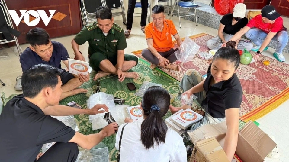 Border guards and local organizations prepare gift packages for children, showing their dedication and care for children in border areas.