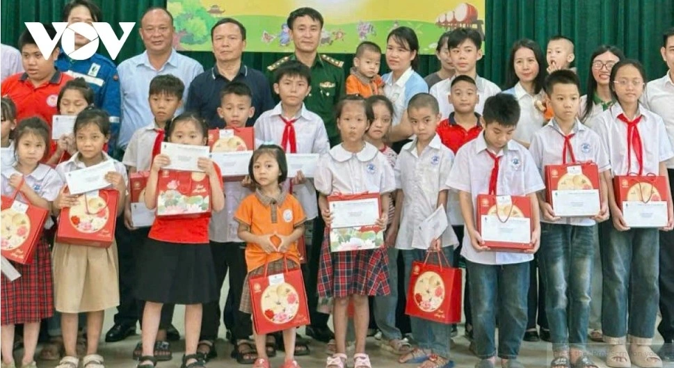 Nghi Son Border Gate Command coordinates with the Thanh Hoa Association for the Protection of Children, Nghi Son Refinery and Petrochemical Company, and local authorities to organize a Mid-Autumn program for disadvantaged children in coastal wards.