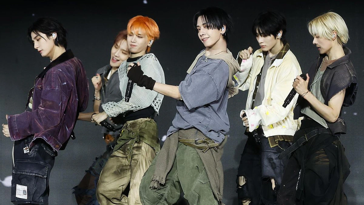 Nhóm nhạc nam BOYNEXTDOOR biểu diễn ca khúc “Hollywood Action”, ca khúc chủ đề trong EP thứ năm “The Action” tại KBS Arena, Seoul. (Ảnh: Yonhap)