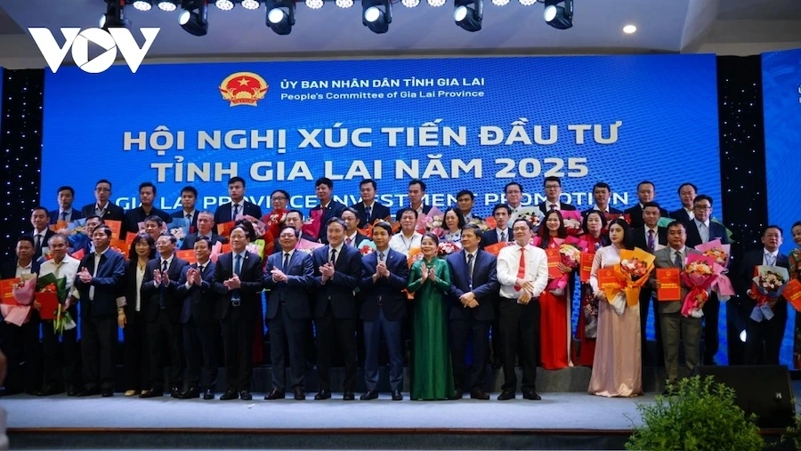 Ngày 29/8, tại Hội nghị Xúc tiến Đầu tư năm 2025, tỉnh Gia Lai đã trao 69 quyết định chủ trương đầu tư, giấy chứng nhận đăng ký đầu tư và ký kết biên bản ghi nhớ hợp tác, với tổng vốn 4,7 tỷ USD cho các doanh nghiệp. (ảnh: Nguyễn Thảo)