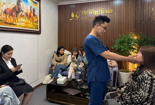Bác sĩ Toàn dành nhiều thời gian để tư vấn, giải thích kỹ càng cho khách hàng trước khi thực hiện các phẫu thuật
