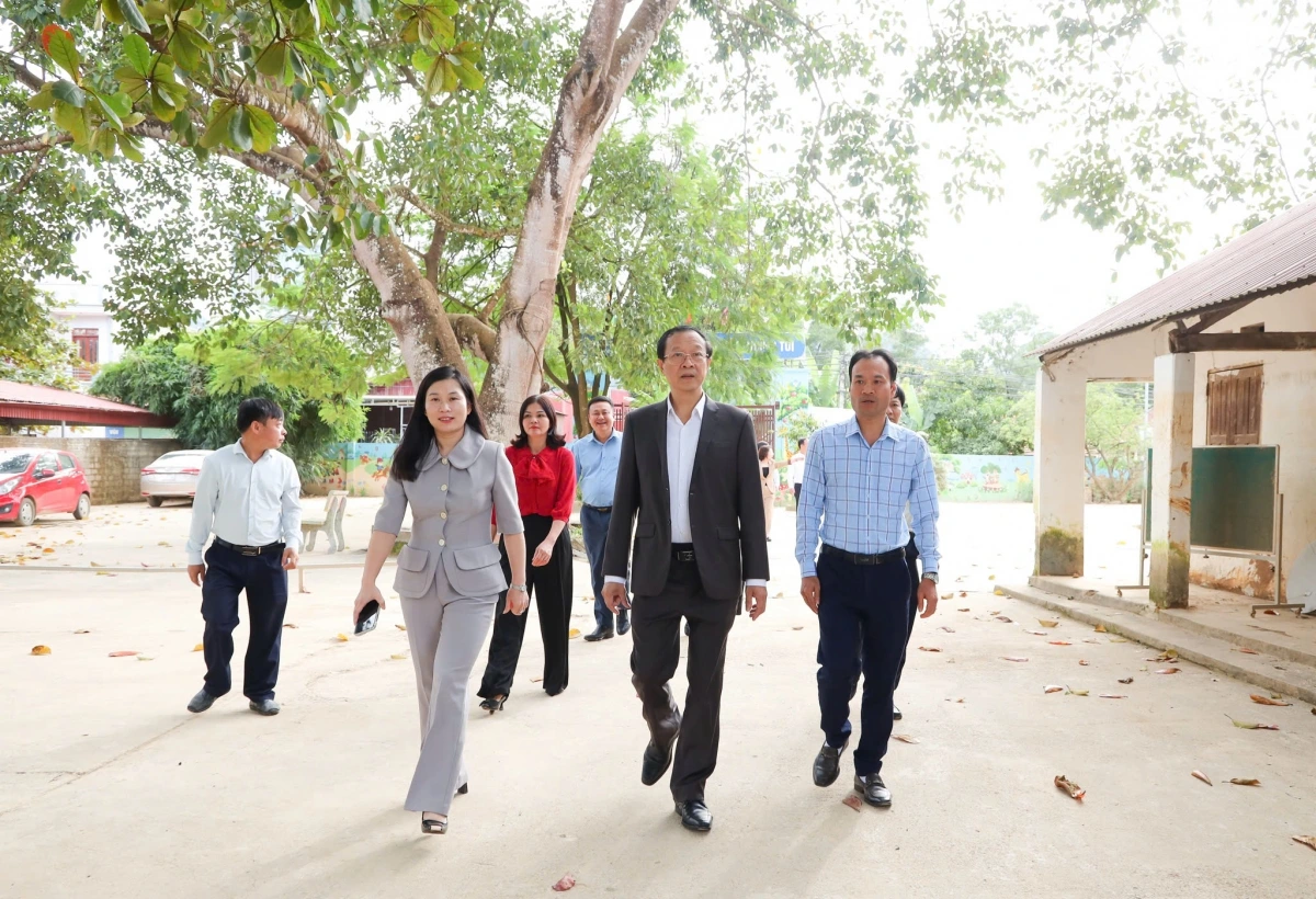 Đoàn công tác của Bộ Giáo dục và Đào tạo đến thăm các cơ sở giáo dục bị thiệt hại nặng nề