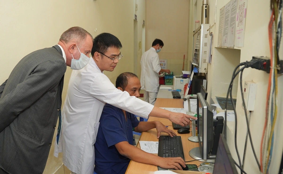 Ông Herbert - Chủ tịch Liên minh Nghị sĩ Toàn cầu về Phòng, chống Lao tham quan Phòng Xét nghiệm Tham chiếu Quốc gia và Khoa Chẩn đoán Hình ảnh tại Bệnh viện Phổi Trung ương