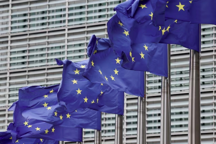 Cờ Liên minh Châu Âu tung bay bên ngoài trụ sở Ủy ban Châu Âu tại Brussels, Bỉ ngày 16/7/2025. Ảnh: Reuters