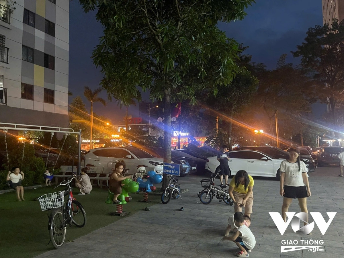 Không khó để trông thấy cảnh những không gian sinh hoạt chung, sân chơi của trẻ em bị lần chiếm tại nhiều khu dân cư, chung cư