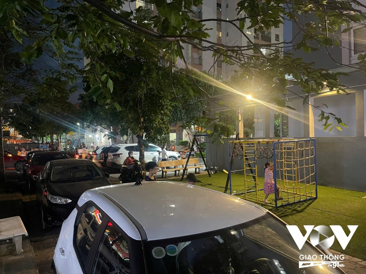 Diện tích vui chơi bị thu hẹp, trong khi nguy cơ va chạm hay hư hỏng phương tiện hoàn toàn có thể xảy ra