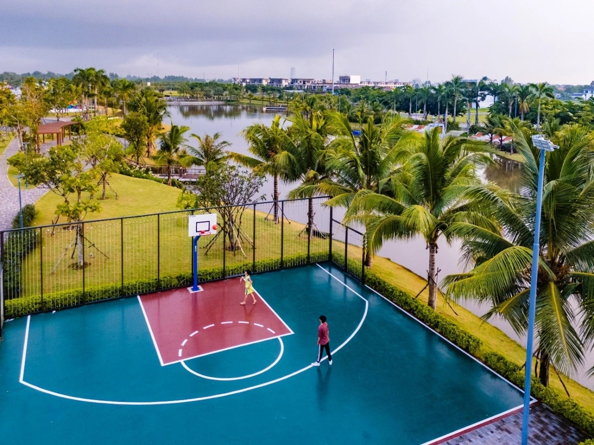 Các tiện ích như hồ trung tâm hơn 3ha, clubhouse, sân thể thao, khu vui chơi… đã vận hành tại đô thị tích hợp Nam Long II Central Lake