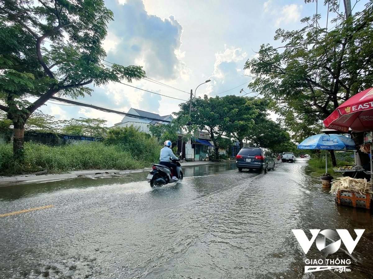 Cả tuyến đường Nguyễn Bình biến thành sông khi triều cường dâng cao...
