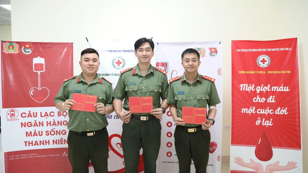Hình ảnh 3 CBCS Phòng Công tác chính trị hiến máu cứu bệnh nhân qua cơn nguy kịch