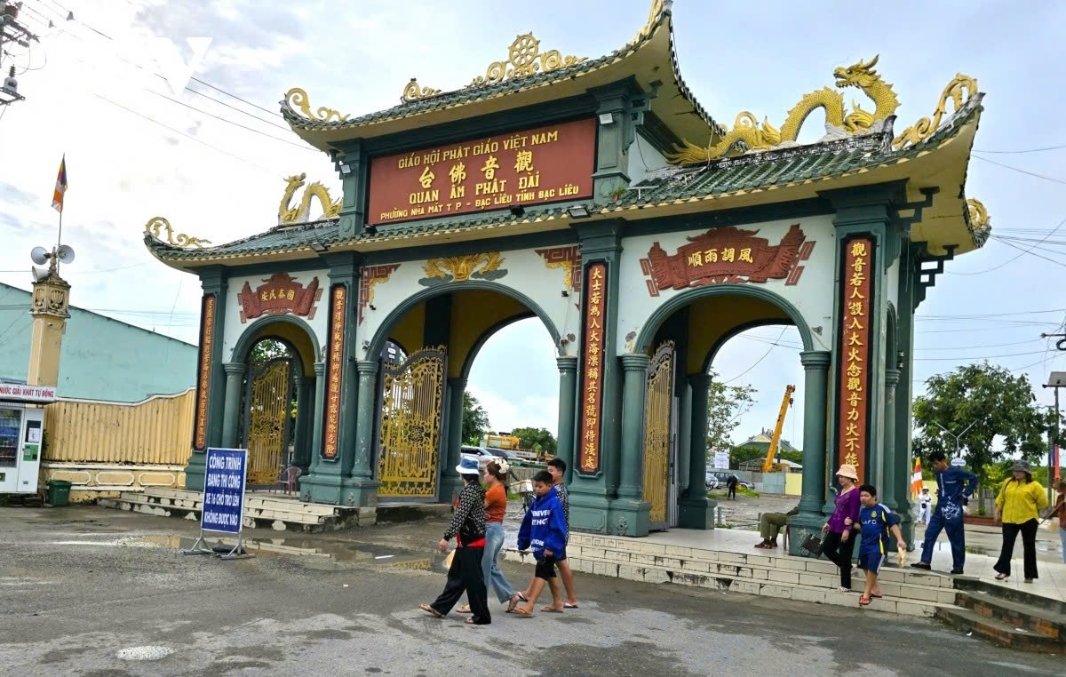 In addition, Bac Lieu is home to many famous relics, namely Quan Am Phat Dai, Hung Thien and Xiem Can Pagodas.