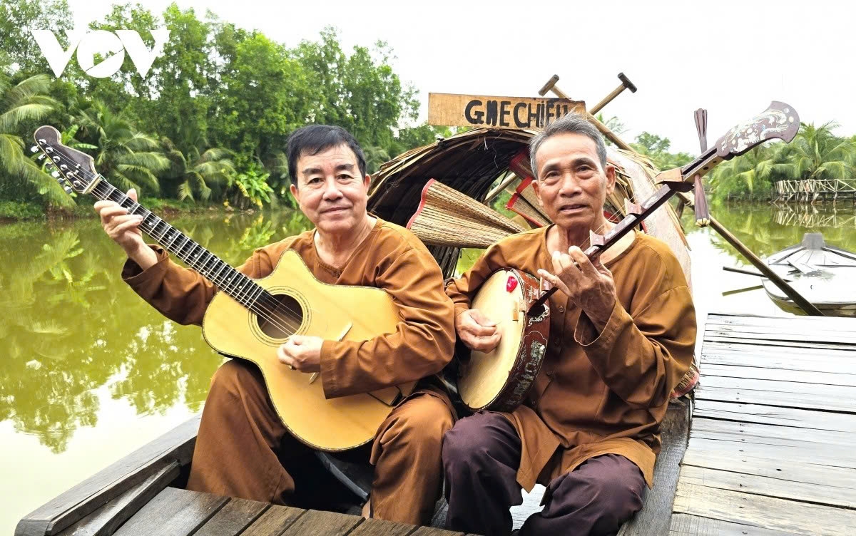 “Don Ca Tai Tu” (southern traditional music) in former Bac Lieu province, now part of Ca Mau province, is recognised as a UNESCO Intangible Cultural Heritage of Humanity in December 2013. Visitors should not miss spending time discovering this kind of music which is typically performed during festivals.