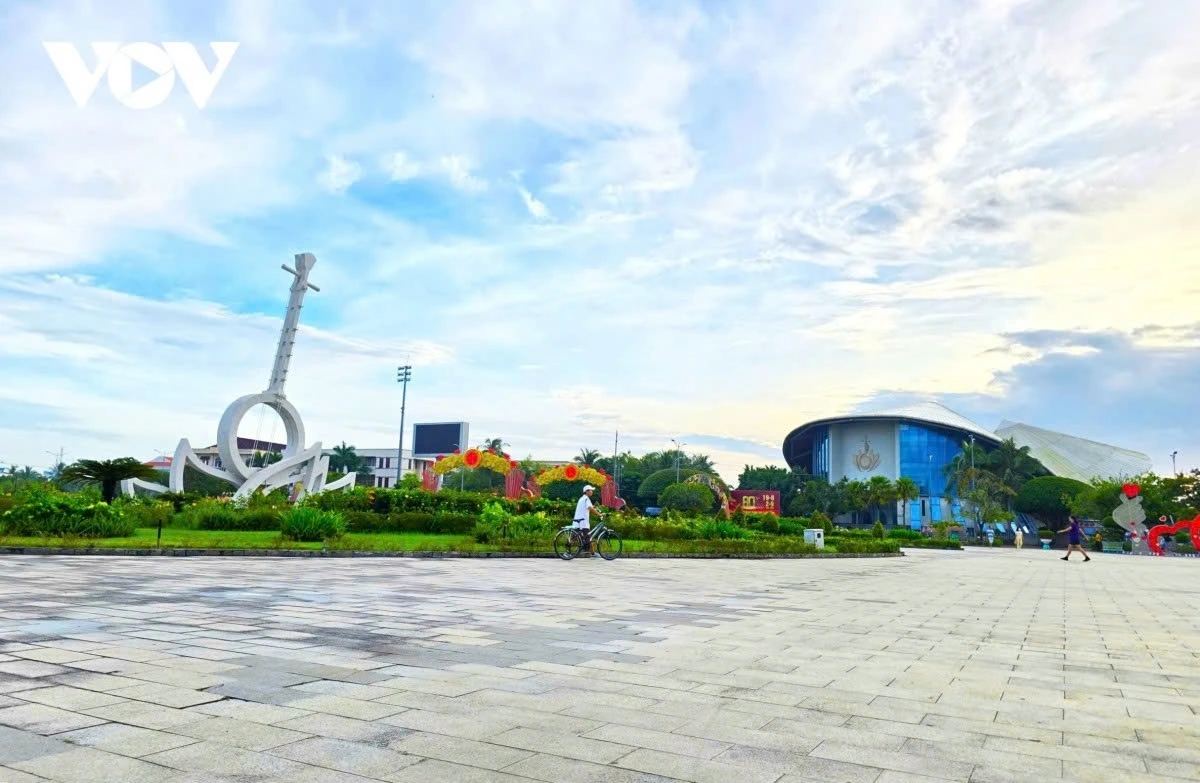 The Memorial Area of Don ca tai tu art and musician composer Cao Van Lau, and the Cao Van Lau Theater are among suggestions for tourists to listen to performances of this genre of art.