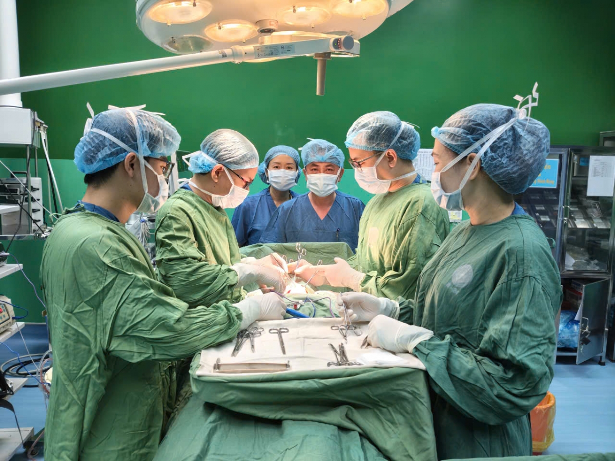 Ekip khoa Ngoại lồng ngực phối hợp cùng khoa Gây mê hồi sức đã tiến hành ca phẫu thuật kéo dài 4 giờ.
