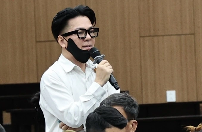 Ca sĩ Vũ Hà khai báo tại tòa. (Ảnh: Hồng Nguyên)