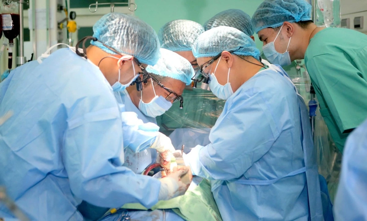 Các bác sĩ Bệnh viện Trung ương Huế tiến hành ghép tim cho bệnh nhân