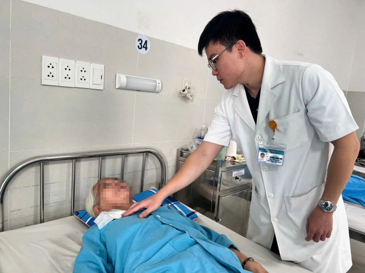 Bác sĩ thăm khám bệnh nhân sau phẫu thuật