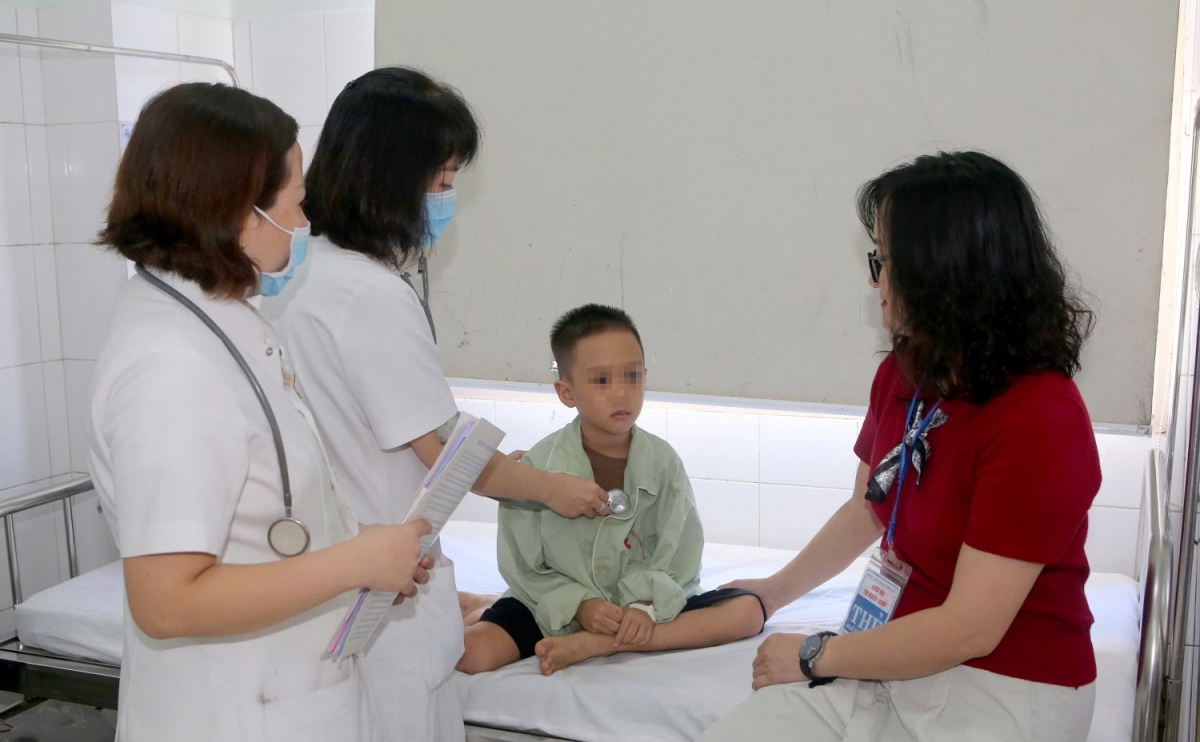Các bác sĩ thăm khám cho bệnh nhi trước lúc xuất viện