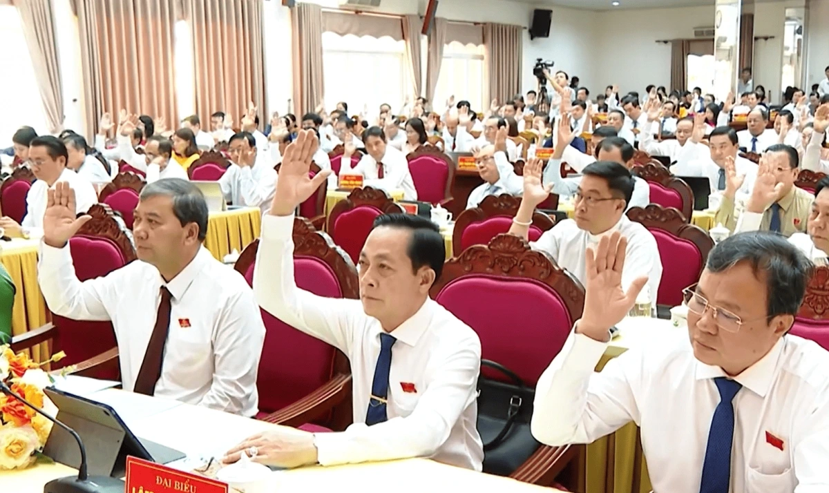 Các đại biểu thông qua các Nghị quyết