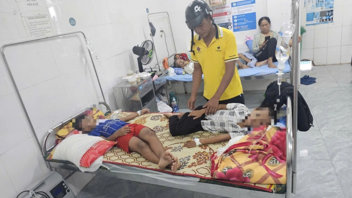 Các em học sinh có dấu hiệu bị ngộ độc sau bữa sáng tại trường