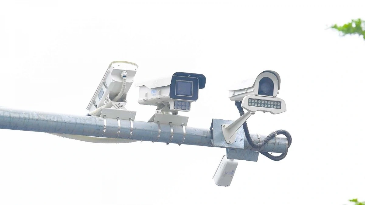 Camera giao thông ứng dụng AI lắp đặt trên đường phố Hà Nội