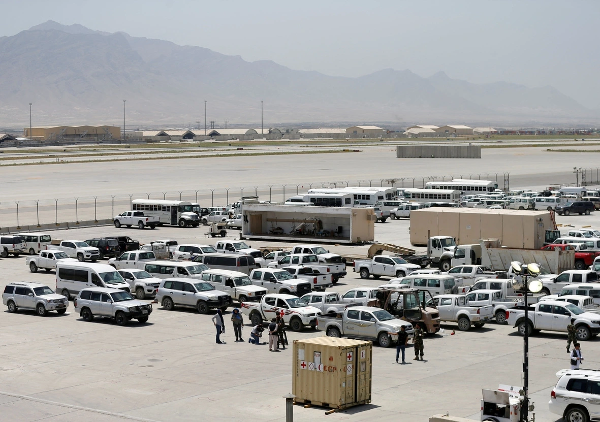 Căn cứ Không quân Bagram tại tỉnh Parwan, Afghanistan, nhìn từ bên ngoài, sau khi quân đội Mỹ rút khỏi đây vào tháng 7/2021. (Ảnh: Reuters) 