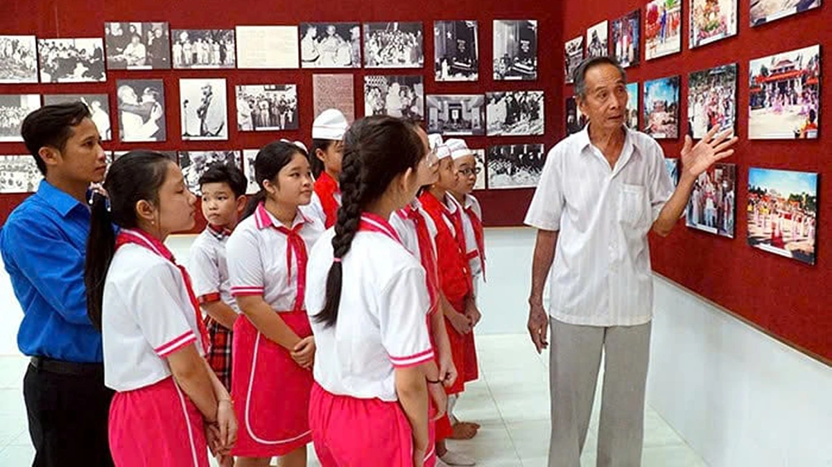 Học sinh được đi thực tế tại Di tích Đền thờ Bác Hồ (xã Lương Tâm), được giáo dục để hiểu biết nhiều về tấm gương đạo đức của Chủ tịch Hồ Chí Minh.