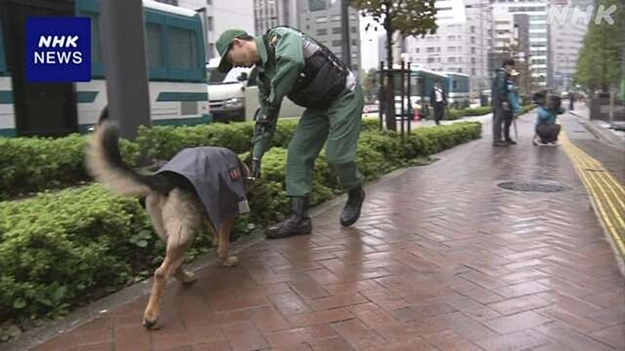 Nhật Bản huy động cảnh khuyển bảo đảm an ninh. Ảnh: NHK.