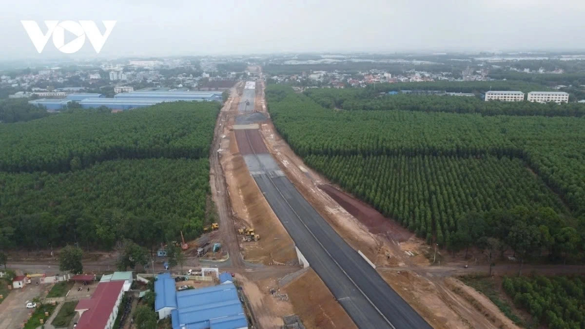 Việc thi công cao tốc Biên Hòa – Vũng Tàu giai đoạn 1 đang chậm so với kế hoạch, khiến Bộ Xây dựng phải ra văn bản yêu cầu đẩy nhanh tiến độ.
