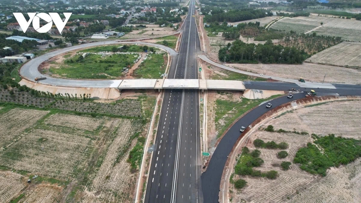 Cầu vượt đoạn qua TP Phú Mỹ (cũ) đang hoàn thiện, chuẩn bị thảm nhựa.