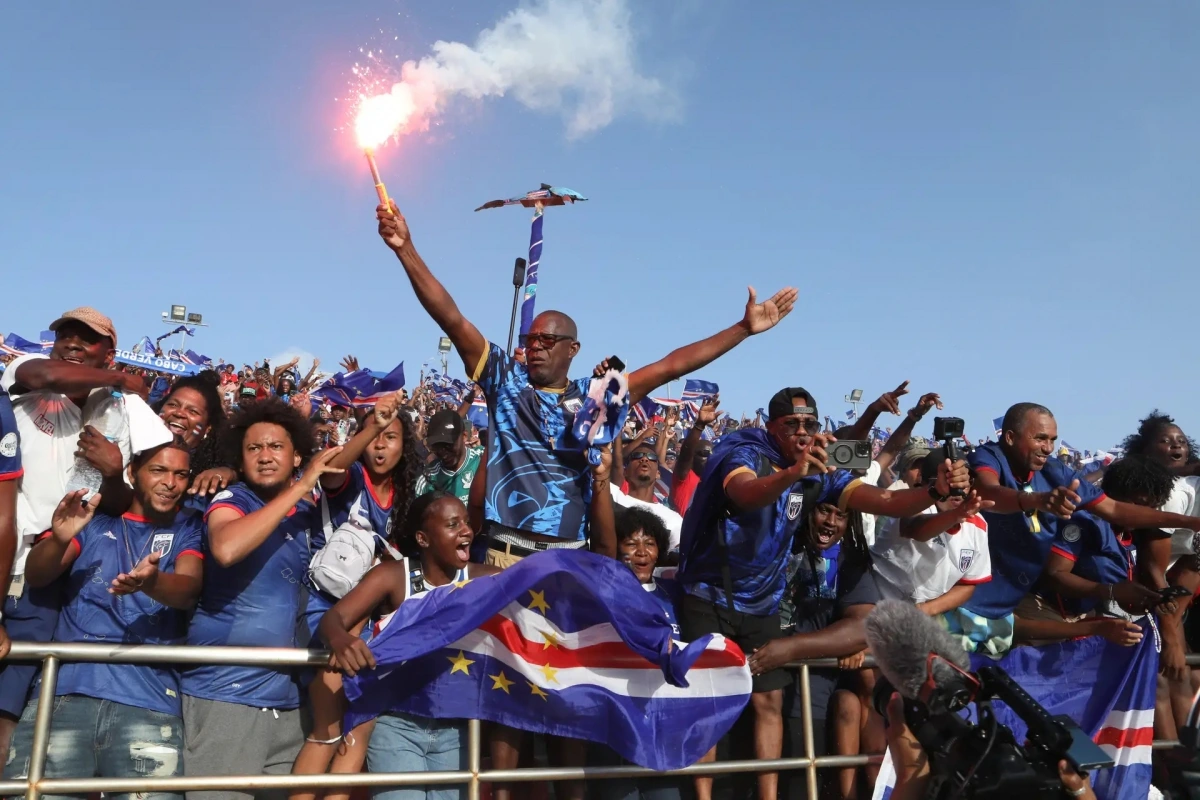 Sự phần khích của các CĐV Cape Verde. 