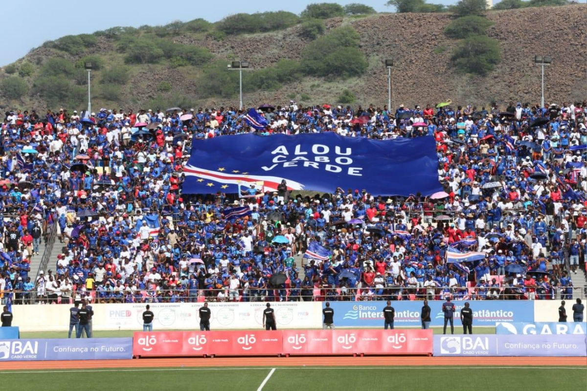 Sau khi tiếng còi kết thúc trận đấu vang lên cũng là lúc người hâm mộ Cape Verde mở hội. 