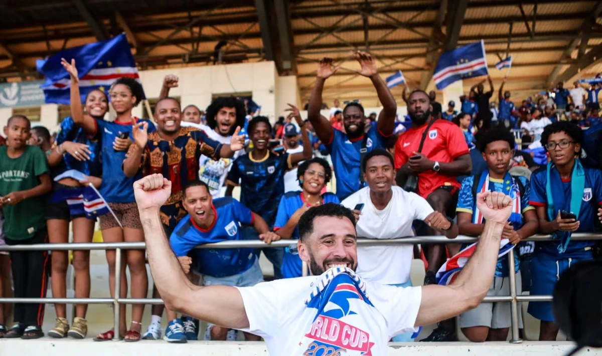 Người hâm mộ Cape Verde ăn mừng cùng các tuyển thủ. 