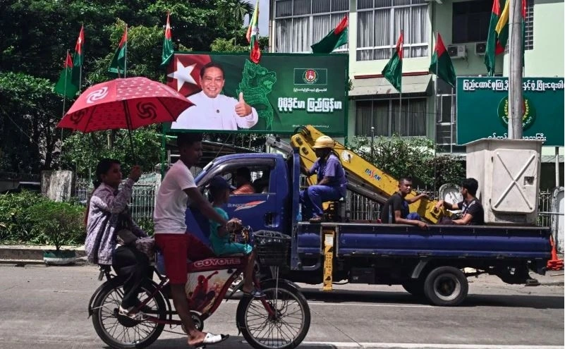 Người dân Myanmar đi ngang qua pano tranh cử của ông Khin Yi, Chủ tịch đảng Đoàn kết và Phát triển liên bang (USDP). Nguồn: Malay Mail