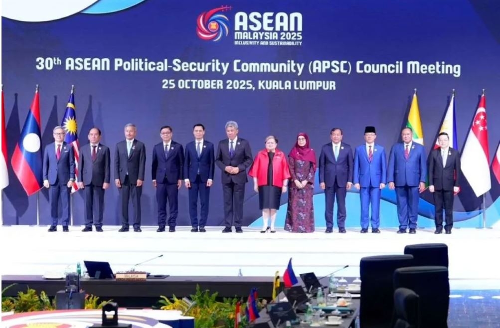 Các Bộ trưởng Ngoại giao ASEAN tại Hội nghị Hội đồng Cộng đồng Chính trị - An ninh ASEAN (APSC) lần thứ 30, được tổ chức trong khuôn khổ Hội nghị Cấp cao ASEAN lần thứ 47 tại Kuala Lumpur, Malaysia, hôm 25/10. (Nguồn: Antara)