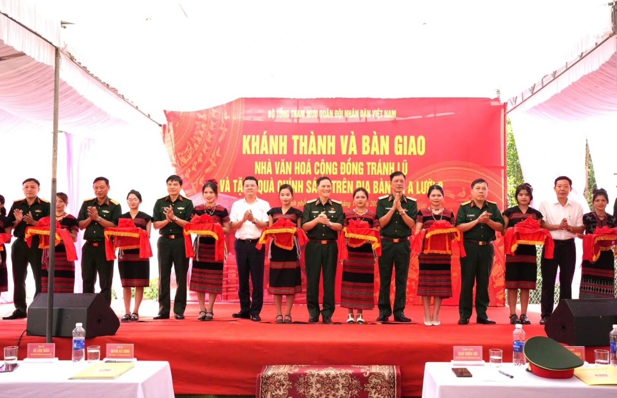 Cắt băng khánh thành Nhà văn hóa cộng đồng kết hợp tránh lũ cho bà con