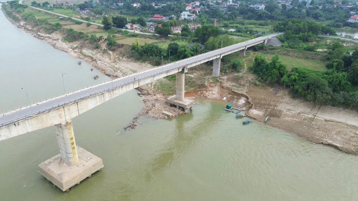 Trước tình hình đó, UBND xã Đoan Hùng đã khẩn trương phối hợp với Hợp tác xã vận tải thủy Đoan Hùng xây dựng phương án hoạt động bến khách ngang sông tạm thời, đảm bảo đầy đủ các điều kiện an toàn: áo phao, phao cứu sinh, đèn chiếu sáng, biển báo hướng dẫn, còi báo động, bình chữa cháy, dụng cụ cứu hộ…Dự kiến ngày 31/10, bến phà sẽ hoạt động để phục vụ nhân dân khi cầu Sông Lô đang tạm dừng lưu thông chờ sửa chữa.