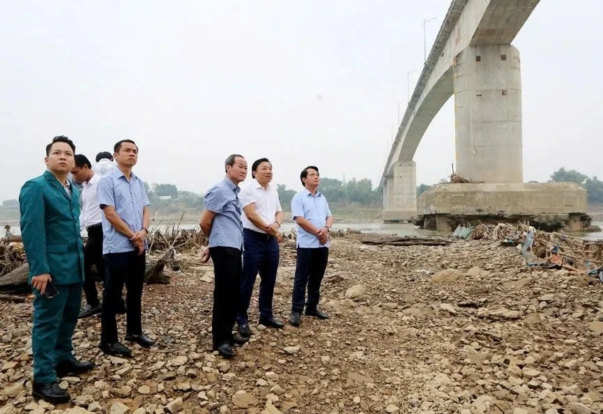 Đoàn công tác của Phó Chủ tịch UBND tỉnh Phú Thọ Nguyễn Huy Ngọc trực tiếp đến hiện trường kiểm tra, chỉ đạo xử lý sự cố hư hỏng trụ T3 cầu Sông Lô. Ảnh: phutho.gov.