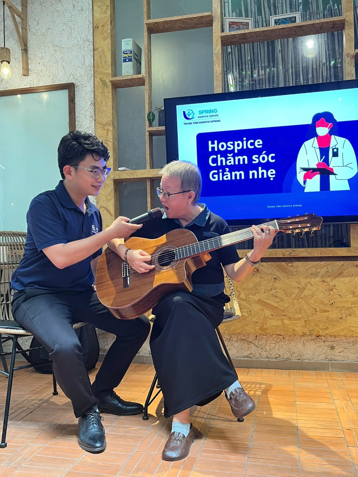 Chăm sóc giảm nhẹ là giải pháp tích cực, hữu ích đối với người bệnh, giúp bệnh nhân giảm bớt đau đớn về thể chất, nâng đỡ tinh thần, giải phóng tâm lý, hỗ trợ về mặt xã hội và tâm linh