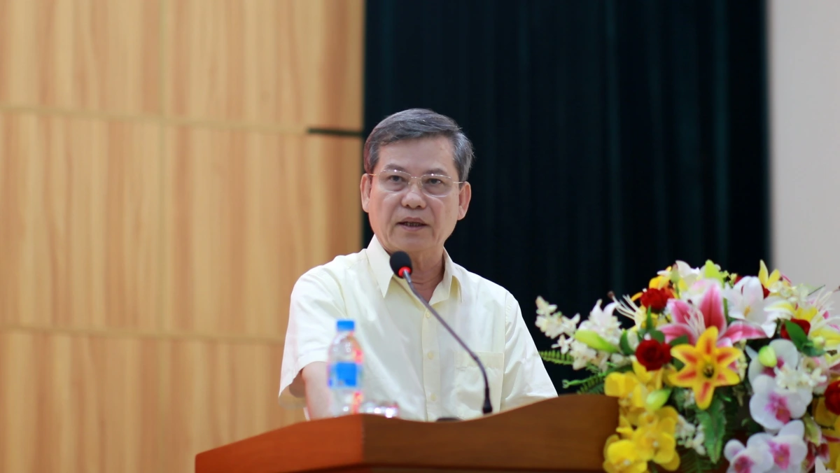 Ông Lê Minh Trí, Bí thư Trung ương Đảng, Chánh án Tòa án nhân dân tối cao trả lời ý kiến cử tri. (Ảnh: Hà Khánh)