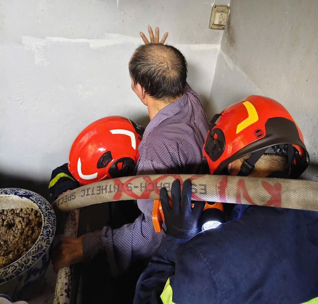 Lực lượng cứu hoả đưa cụ ông ra ngoài an toàn (Ảnh: Người dân cung cấp)