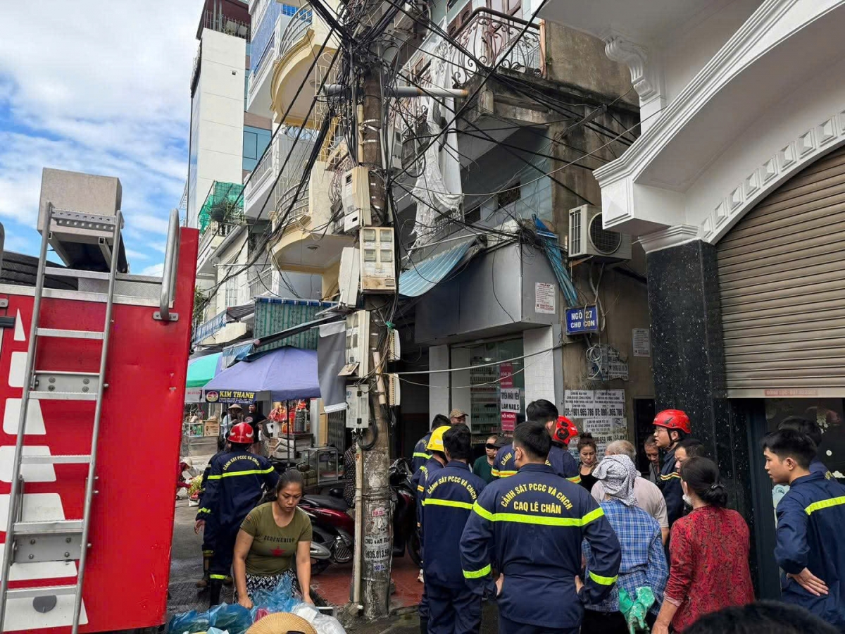 Ngôi nhà nằm trong ngõ nhỏ, lực lượng chức năng đã phải triển khai các phương án chữa cháy, ngăn chặn nguy cơ cháy lan (Ảnh: Người dân cung cấp)