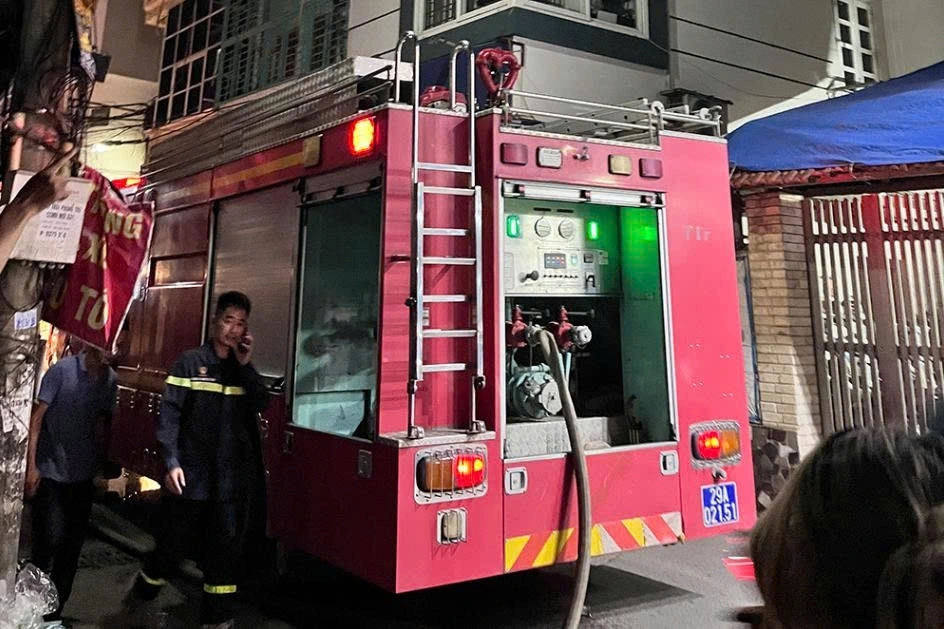 Cảnh sát PCCC&amp;CNCH làm nhiệm vụ tại hiện trường. Ảnh: Huy Minh